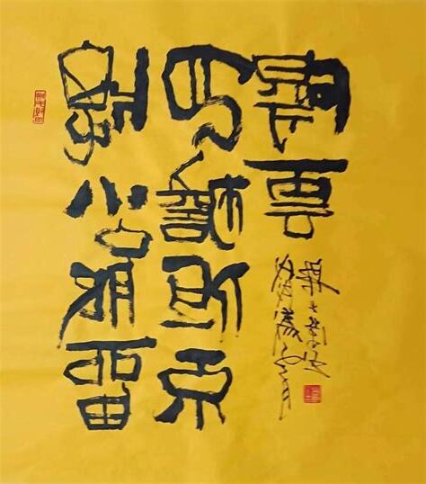 窗小能邀月 簷低不礙雲